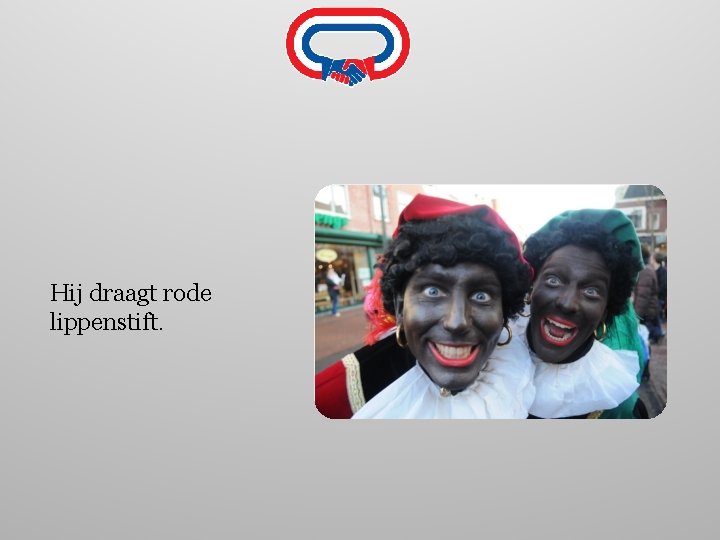 Hij draagt rode lippenstift. 