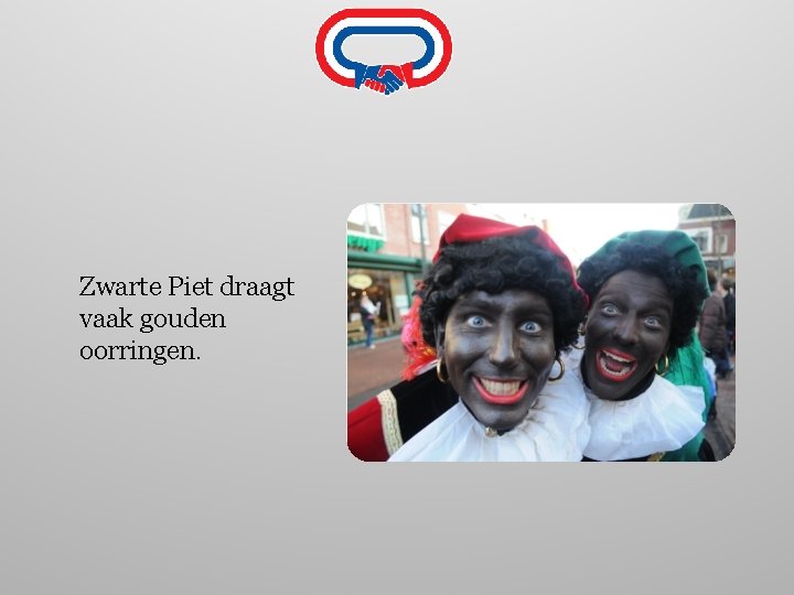 Zwarte Piet draagt vaak gouden oorringen. 