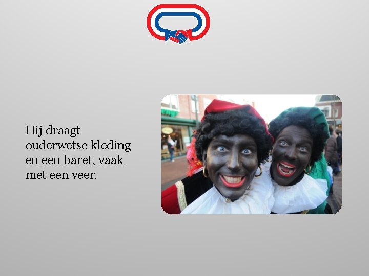 Hij draagt ouderwetse kleding en een baret, vaak met een veer. 