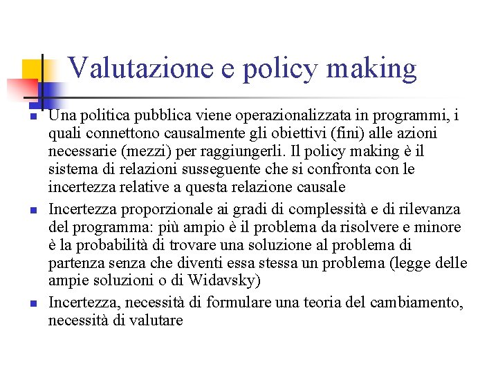 Valutazione e policy making n n n Una politica pubblica viene operazionalizzata in programmi,