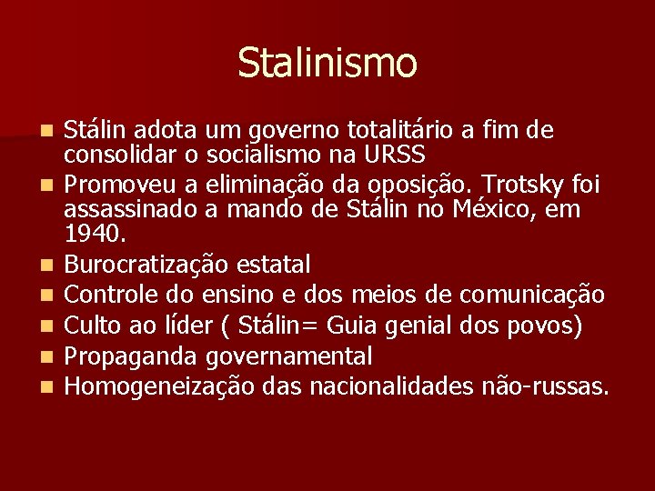 Stalinismo n n n n Stálin adota um governo totalitário a fim de consolidar