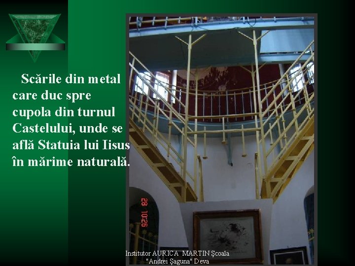 Scările din metal care duc spre cupola din turnul Castelului, unde se află Statuia
