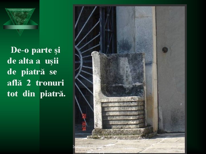 De-o parte şi de alta a uşii de piatră se află 2 tronuri tot