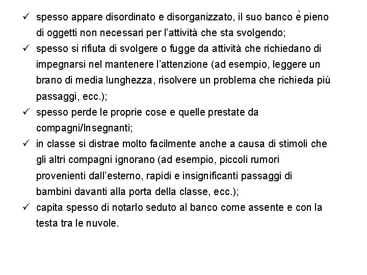 ü spesso appare disordinato e disorganizzato, il suo banco e pieno di oggetti non