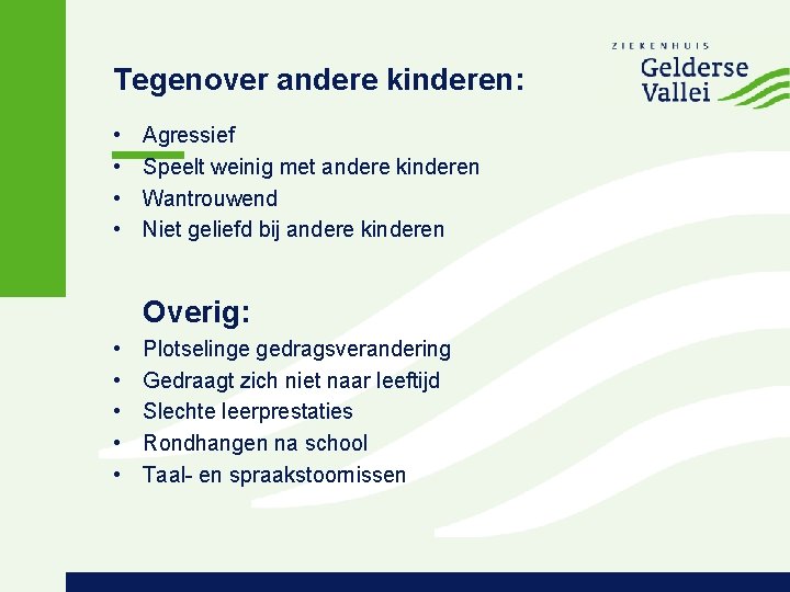 Tegenover andere kinderen: • • Agressief Speelt weinig met andere kinderen Wantrouwend Niet geliefd