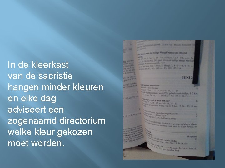 In de kleerkast van de sacristie hangen minder kleuren en elke dag adviseert een