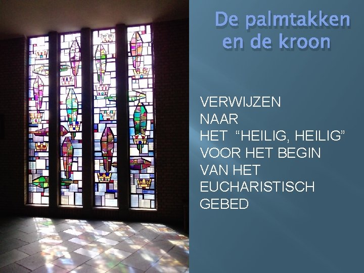 De palmtakken en de kroon VERWIJZEN NAAR HET “HEILIG, HEILIG” VOOR HET BEGIN VAN