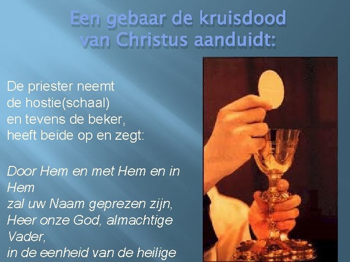 Een gebaar de kruisdood van Christus aanduidt: De priester neemt de hostie(schaal) en tevens