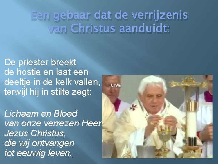 Een gebaar dat de verrijzenis van Christus aanduidt: De priester breekt de hostie en