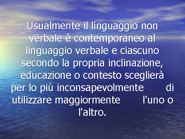 Usualmente il linguaggio non verbale è contemporaneo al linguaggio verbale e ciascuno secondo la