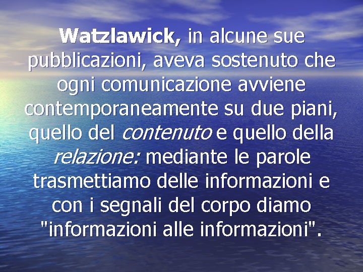 Watzlawick, in alcune sue pubblicazioni, aveva sostenuto che ogni comunicazione avviene contemporaneamente su due