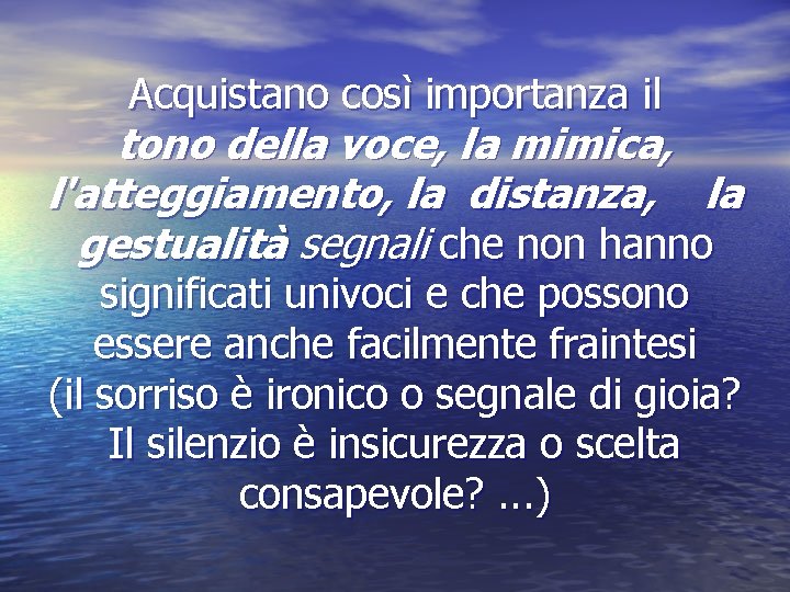 Acquistano così importanza il tono della voce, la mimica, l'atteggiamento, la distanza, la gestualità