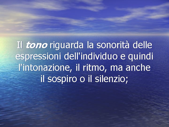 Il tono riguarda la sonorità delle espressioni dell'individuo e quindi l'intonazione, il ritmo, ma