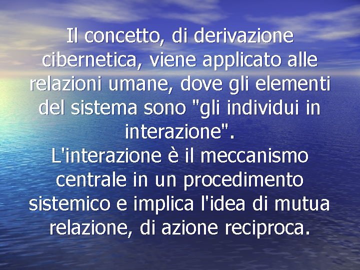 Il concetto, di derivazione cibernetica, viene applicato alle relazioni umane, dove gli elementi del