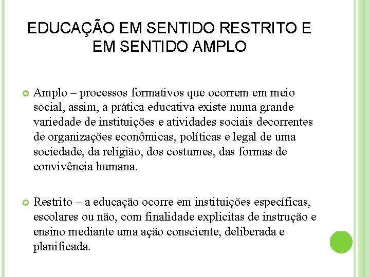 EDUCAÇÃO EM SENTIDO RESTRITO E EM SENTIDO AMPLO Amplo – processos formativos que ocorrem