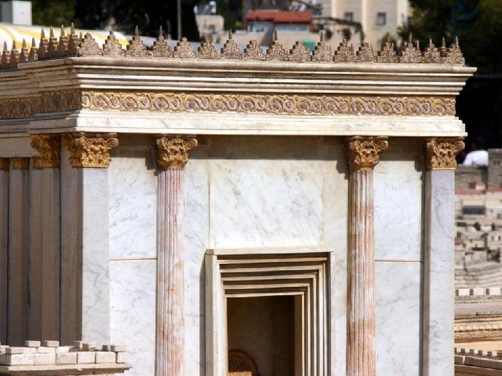 Desde el oeste vemos la parte superior de la fachada este del templo “La