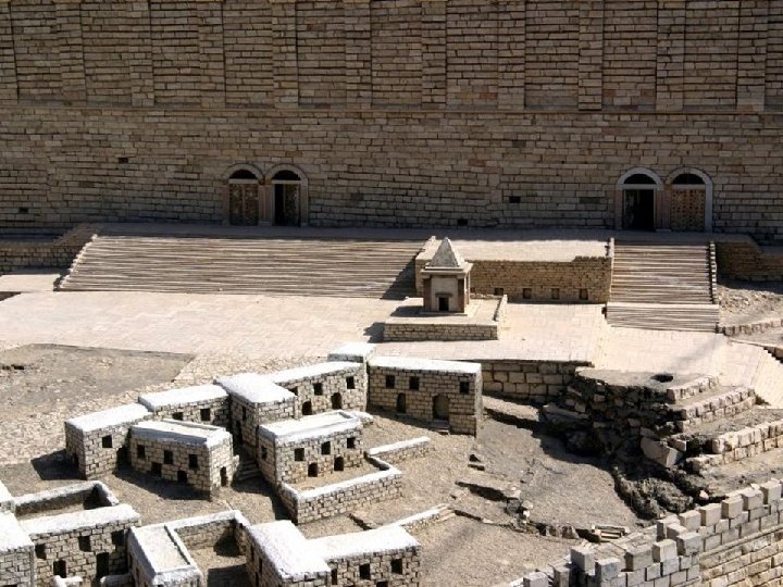 Muro meridional del templo visto desde el norte. Detrás del Monumento a la profetisa