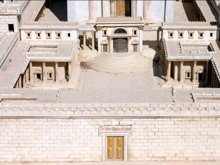 Desde la llanura oeste vemos el “Atrio de las mujeres, ” único espacio del