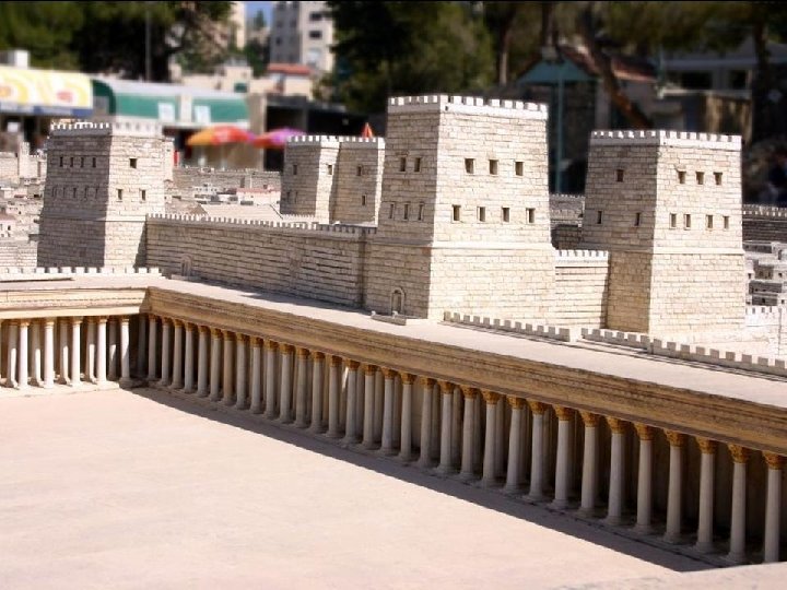 Se ven las cuatro torres de la fortaleza Antonia. Durante el último período del