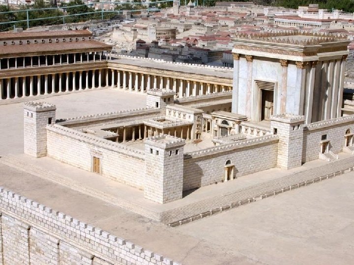 Mirando al sudoeste vemos el templo y el pórtico meridional. En la cerca baja