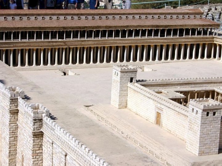 Mirando al sur vemos el “pórtico real” construido por Herodes en el área meridional