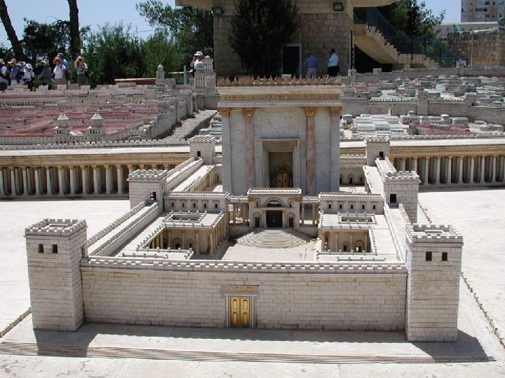 Desde el oeste vemos las fachadas del este del templo de Herodes. En primer