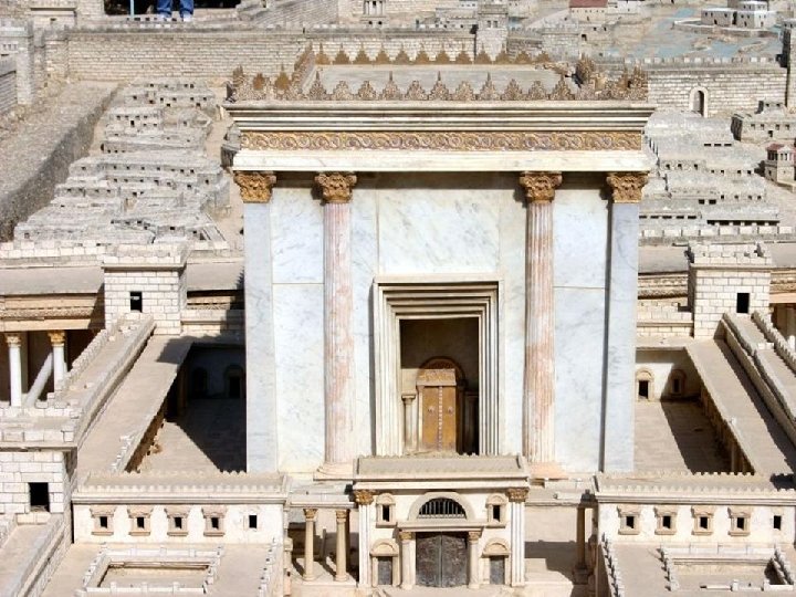 Desde el lado oeste vemos la fachada este del templo de Herodes. En la