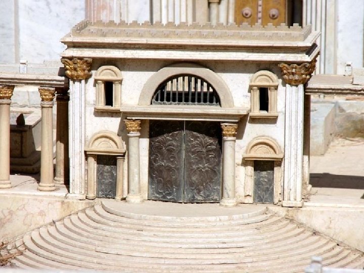 Desde el lado oeste vemos la puerta de Nicanor que conduce al Atrio de