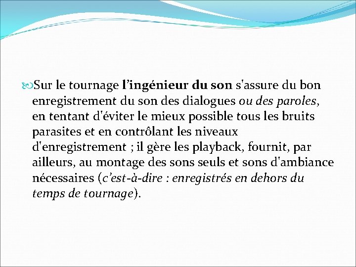 Sur le tournage l’ingénieur du son s'assure du bon enregistrement du son des Sur le tournage l’ingénieur du son s'assure du bon enregistrement du son des