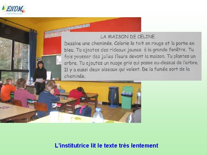 L’institutrice lit le texte très lentement 