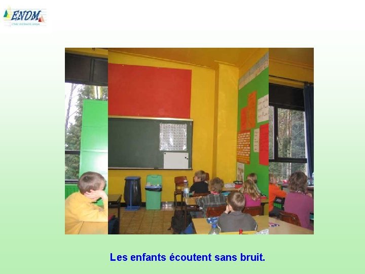 Les enfants écoutent sans bruit. 