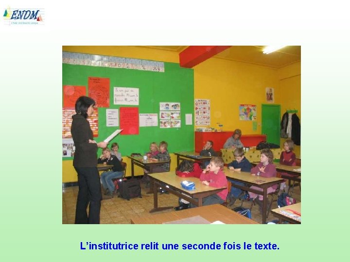 L’institutrice relit une seconde fois le texte. 