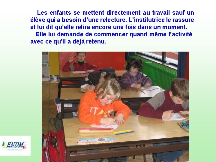 Les enfants se mettent directement au travail sauf un élève qui a besoin d’une