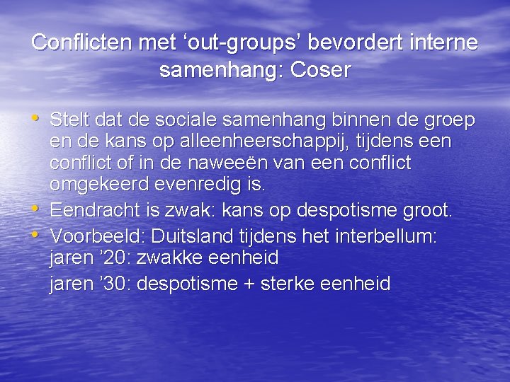 Conflicten met ‘out-groups’ bevordert interne samenhang: Coser • Stelt dat de sociale samenhang binnen