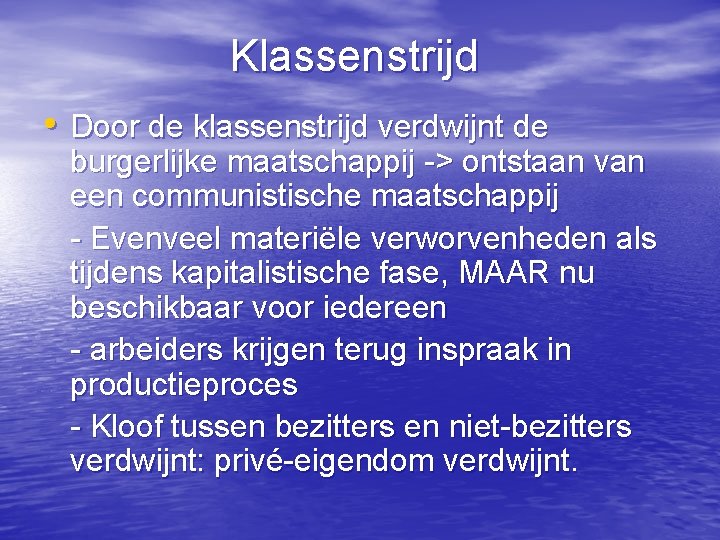 Klassenstrijd • Door de klassenstrijd verdwijnt de burgerlijke maatschappij -> ontstaan van een communistische