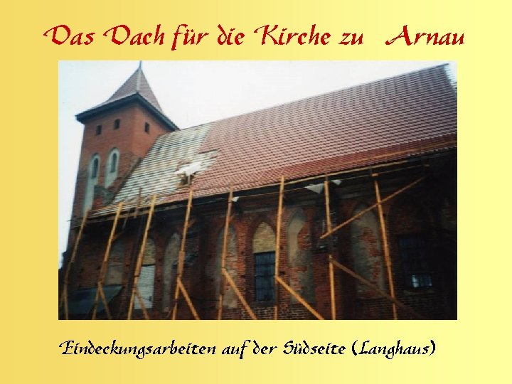 Das Dach für die Kirche zu Arnau Eindeckungsarbeiten auf der Südseite (Langhaus) 