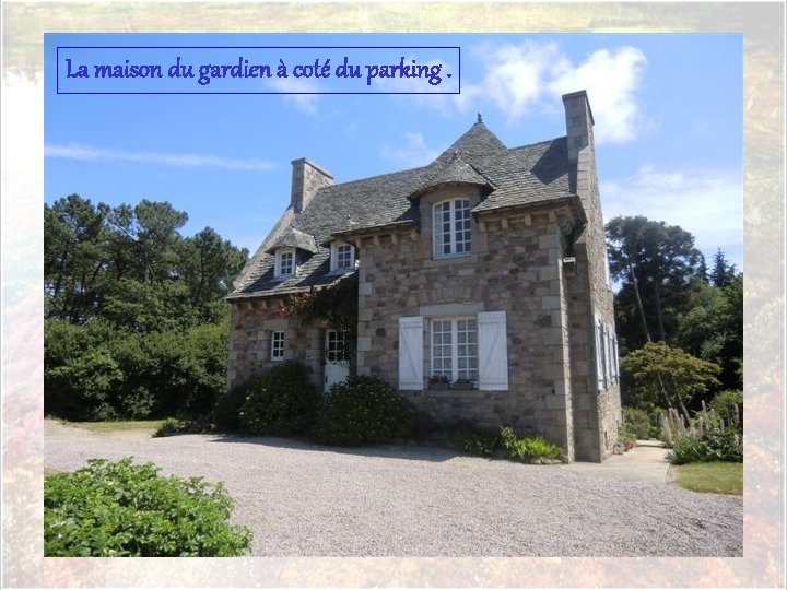 La maison du gardien à coté du parking. 
