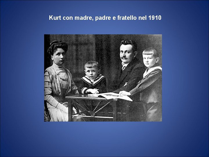 Kurt con madre, padre e fratello nel 1910 