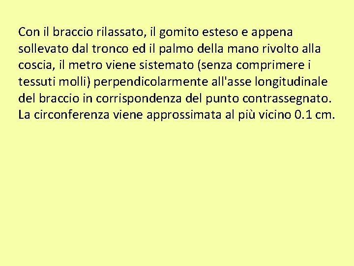 Con il braccio rilassato, il gomito esteso e appena sollevato dal tronco ed il