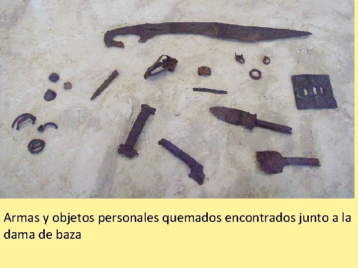 Armas y objetos personales quemados encontrados junto a la dama de baza 