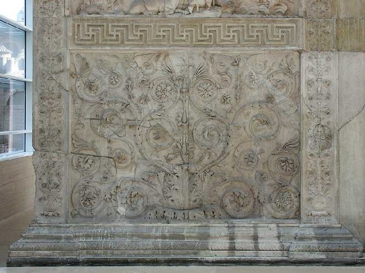 n El exterior de ese mismo muro, en su parte inferior, está revestido de