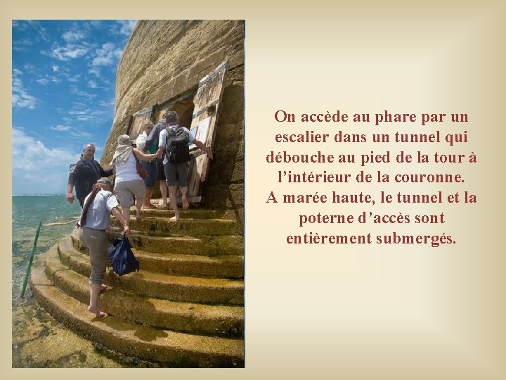 On accède au phare par un escalier dans un tunnel qui débouche au pied On accède au phare par un escalier dans un tunnel qui débouche au pied