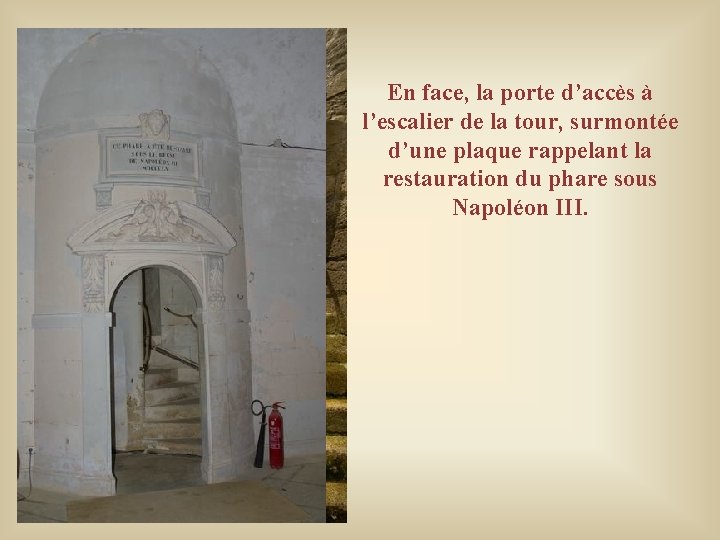 En face, la porte d’accès à l’escalier de la tour, surmontée d’une plaque rappelant En face, la porte d’accès à l’escalier de la tour, surmontée d’une plaque rappelant