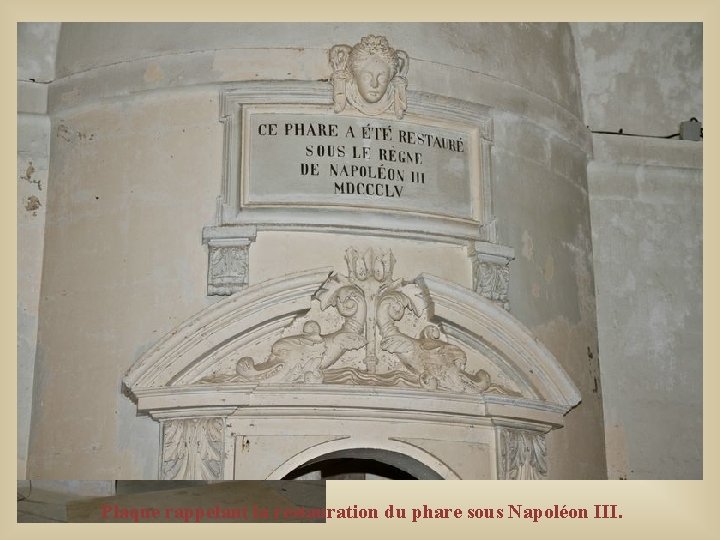 Plaque rappelant la restauration du phare sous Napoléon III. Plaque rappelant la restauration du phare sous Napoléon III.