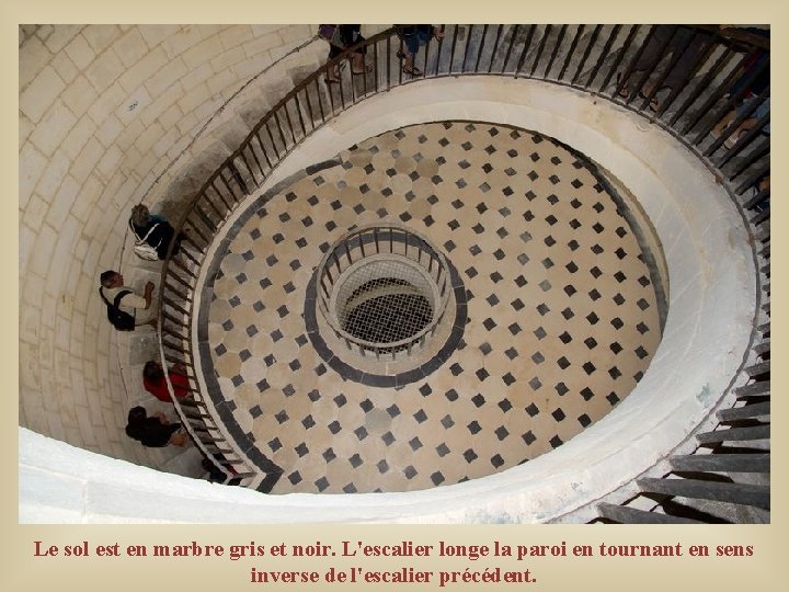 Le sol est en marbre gris et noir. L'escalier longe la paroi en tournant Le sol est en marbre gris et noir. L'escalier longe la paroi en tournant