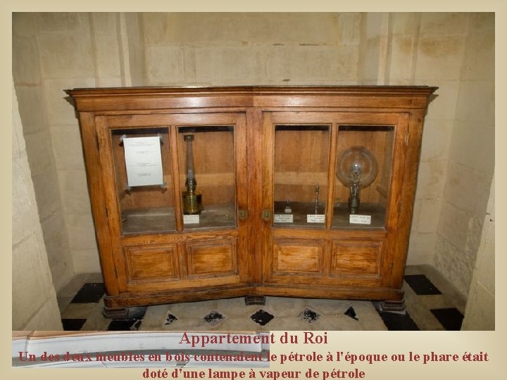Appartement du Roi Un des deux meubles en bois contenaient le pétrole à l'époque Appartement du Roi Un des deux meubles en bois contenaient le pétrole à l'époque