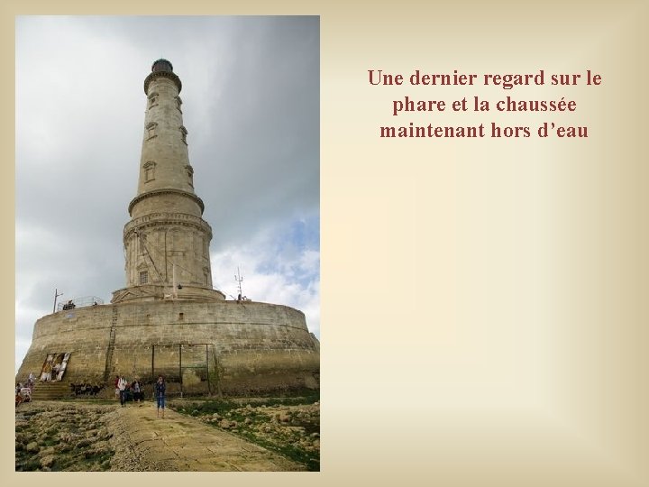 Une dernier regard sur le phare et la chaussée maintenant hors d’eau Une dernier regard sur le phare et la chaussée maintenant hors d’eau