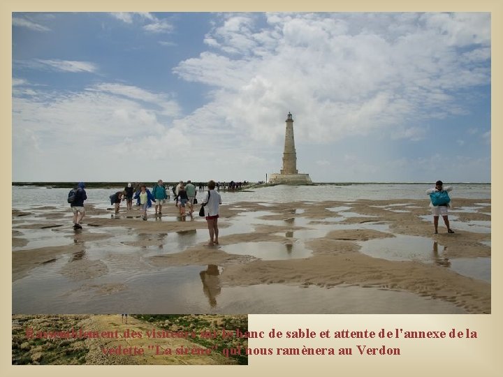 Rassemblement des visiteurs sur le banc de sable et attente de l'annexe de la Rassemblement des visiteurs sur le banc de sable et attente de l'annexe de la