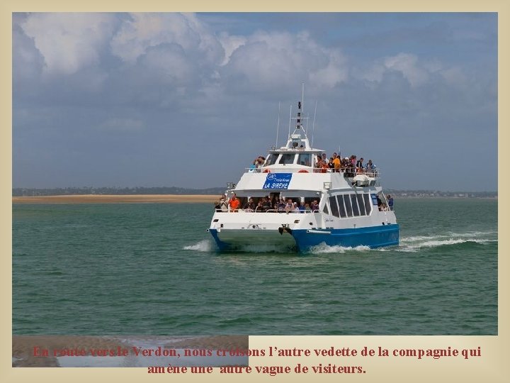 En route vers le Verdon, nous croisons l’autre vedette de la compagnie qui amène En route vers le Verdon, nous croisons l’autre vedette de la compagnie qui amène
