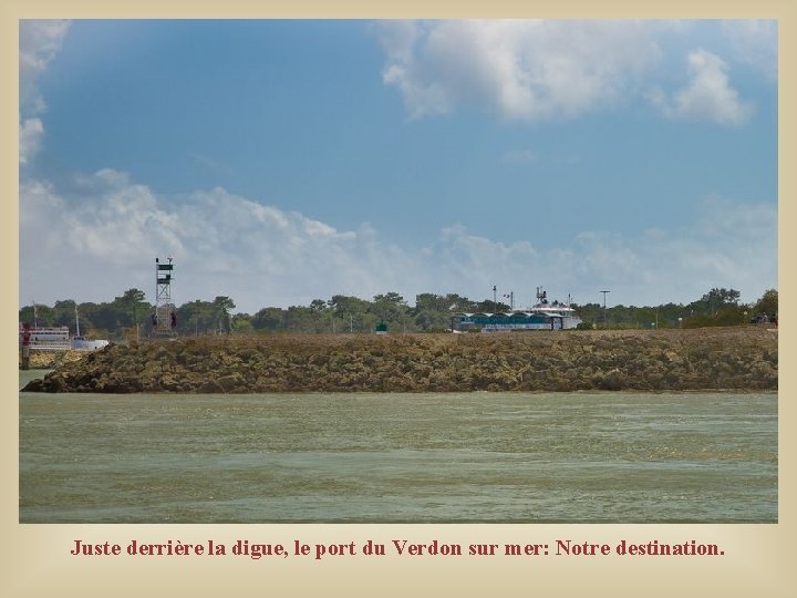 Juste derrière la digue, le port du Verdon sur mer: Notre destination. Juste derrière la digue, le port du Verdon sur mer: Notre destination.